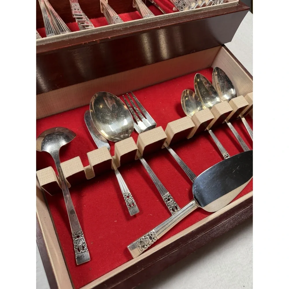 Oneida Community Morning Rose Silverplate Flatware 98 Piece Set with Chest